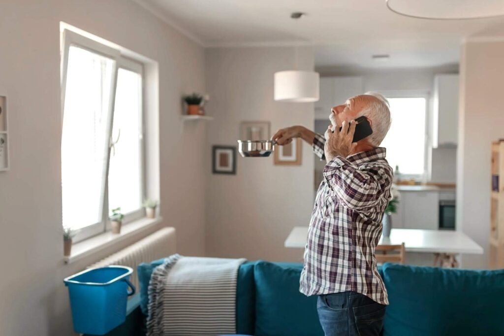 Filtración en un techo de una casa